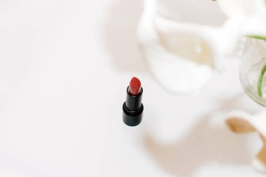 Kırmızı modern nemlendirici ruj, arka planda siyah bir zeminde..