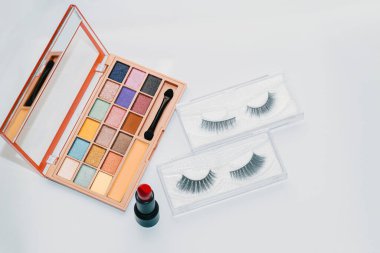 Ruj ve kirpiklerle farklı renklerde parıldayan göz gölgeleri..