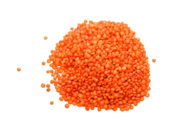 Beyaz arkaplanda kırmızı mercimekleri inletir.