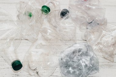 Renkli kapaklı tatlı sudan plastik şişeler, ekoloji konsepti.