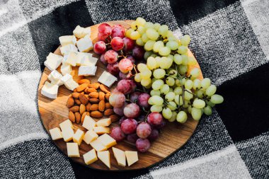 Tahta tahta tahta, meyve, peynir, fındık, piknik atıştırmalıkları..