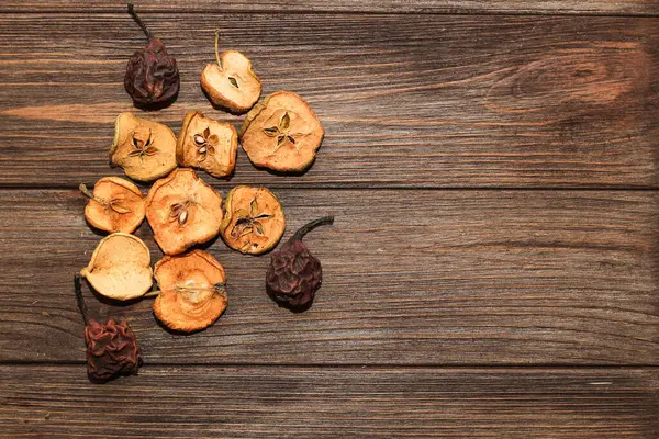 Maçãs Secas Frutos Pêra Uma Chapa Uma Mesa Madeira — Fotografia de Stock