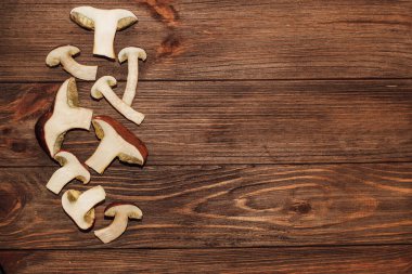 Orman mantarları ahşap zemin üzerinde Boletus edulis ve metin için yer var..