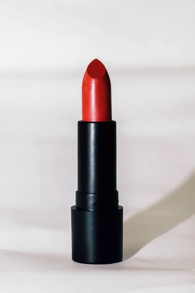 Rood Moderne Hydraterende Lippenstift Een Zwarte Basis Een Lichte Achtergrond — Stockfoto