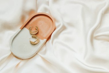 Alçıtaşı mermer süsleme standı ve ipek standın arka planında altın süsleme.