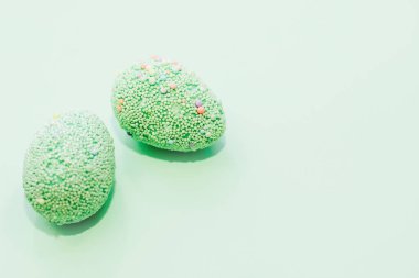 Pastel arka planda yeşil Paskalya dekoratif yumurtaları.