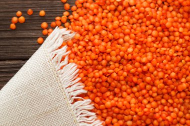 Ahşap zemine saçılmış kırmızı mercimek..