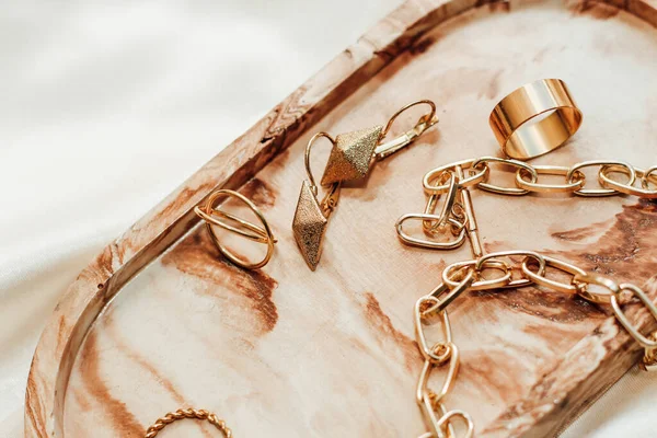 Alçıtaşı mermer süsleme standı ve ipek standın arka planında altın süsleme.