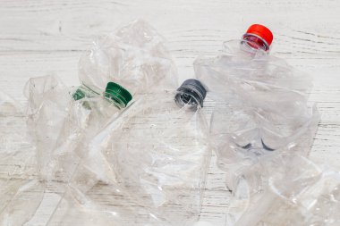 Renkli kapaklı tatlı sudan plastik şişeler, ekoloji konsepti.