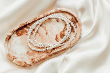 Alçıtaşı mermer süsleme standı ve altın ve inci süslemesi..