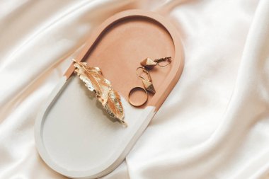 Alçıtaşı mermer süsleme standı ve ipek standın arka planında altın süsleme.