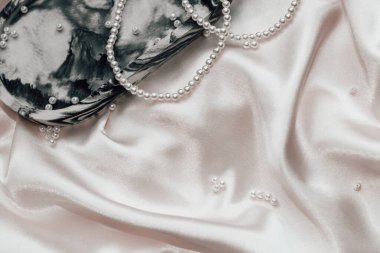 Alçıtaşı mermer süsleme standı inci mücevher boncukları.