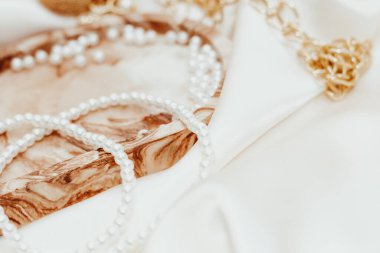 Alçıtaşı mermer süsleme standı inci mücevher boncukları.