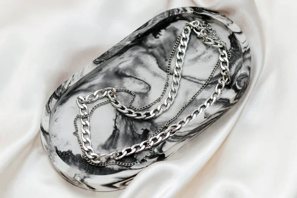 Gipssten Marmor Dekorativa Stativ Och Silver Dekoration Bakgrunden Silke Stå — Stockfoto