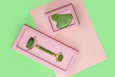 Soyut kağıt arkaplan üzerinde gouache kazıyıcı ve yeşim rulo seti.