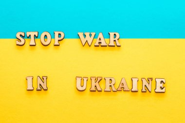 Tahta yazı Ukrayna 'daki savaşı durdurur Ukrayna bayrağının sarı-mavi arka planında.