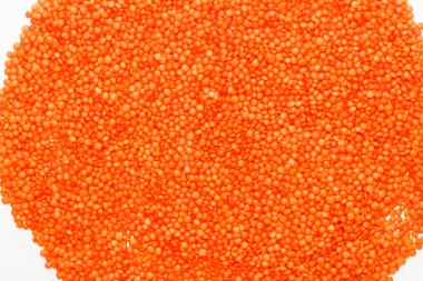 Kırmızı mercimekler beyaz arka plana saçılmış..