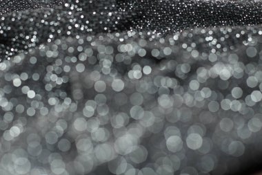 Parlak lurex kumaş desenli gümüş ve siyah renk..