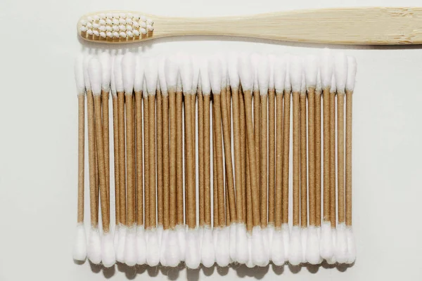 木の歯ブラシで環境に優しい竹化粧品綿の芽 — ストック写真