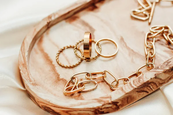 Alçıtaşı mermer süsleme standı ve ipek standın arka planında altın süsleme.