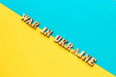 Ukrayna 'daki tahta yazıt savaşı mukavva bir arka planda Ukrayna mavi-sarı bayrağı.