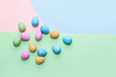 Pastel arka planda çok renkli Paskalya dekoratif yumurtaları.
