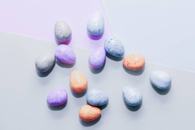 Mor lavantalı, çikolatalı, paskalya şekerli yumurta..