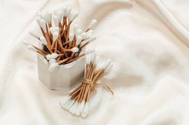 Alçıtaşı mermer dekoratif ayakta kozmetik çubuklar, süngerler ve pamuk.