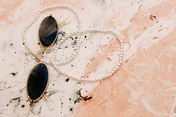 Gyllene Solglasögon Tyg Bakgrund Rosa Natursilke Marmor Tryck — Stockfoto