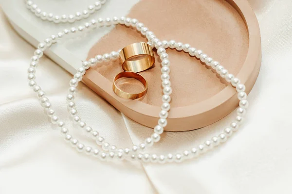 Alçıtaşı mermer süsleme standı ve altın ve inci süslemesi..