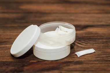 Ahşap arka planda nikotin kesesi olan Snus kutusu.
