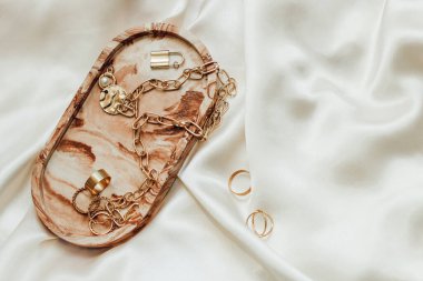 Alçıtaşı mermer süsleme standı ve ipek standın arka planında altın süsleme.