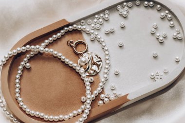 Alçıtaşı mermer süsleme standı inci mücevher boncukları.