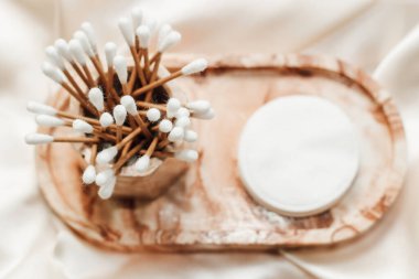 Alçıtaşı mermer dekoratif ayakta kozmetik çubuklar, süngerler ve pamuk.