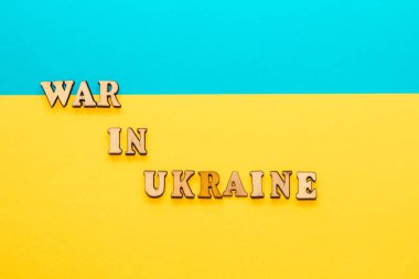 Ukrayna 'daki tahta yazıt savaşı mukavva bir arka planda Ukrayna mavi-sarı bayrağı.