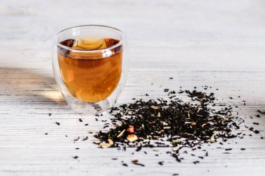 Çaydanlık, bir bardak çay, kuru çay yaprakları..