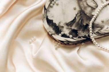 Alçıtaşı mermer süsleme standı inci mücevher boncukları.