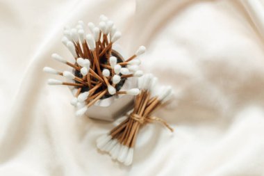 Alçıtaşı mermer dekoratif ayakta kozmetik çubuklar, süngerler ve pamuk.