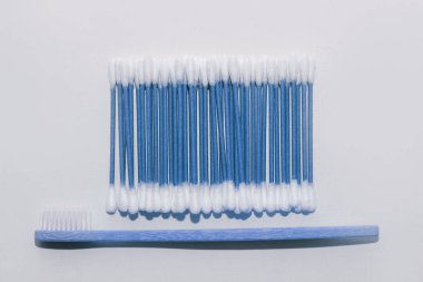 Çevre dostu bambu kozmetik pamuk tomurcukları ve ahşap diş fırçası.