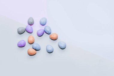 Mor lavantalı, çikolatalı, paskalya şekerli yumurta..