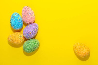 Pastel arka planda çok renkli Paskalya dekoratif yumurtaları.