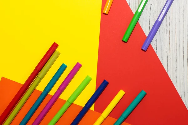 Многоцветные Бумажные Фломастеры Фоне Разноцветной Картонной Бумаги — стоковое фото