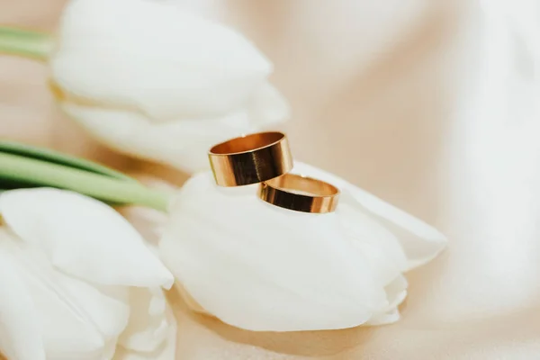 Buquê Tulipas Brancas Com Anéis Casamento Seda Fundo Cetim Dourado — Fotografia de Stock