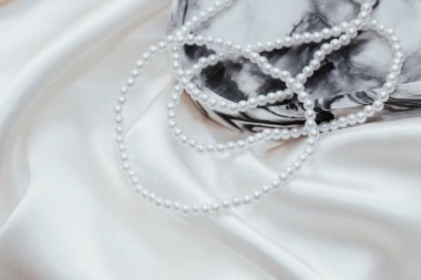 Alçıtaşı mermer süsleme standı inci mücevher boncukları.