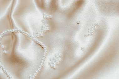 Beyaz inci boncuklu parlak altın tül dokusu.