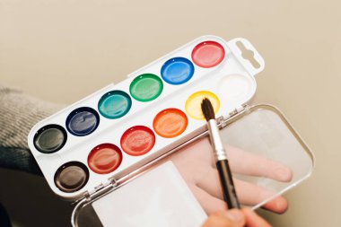 Bir fırçayla çizim yapmak için suluboya çocukların çok renkli boyaları.