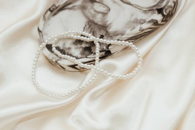 Alçıtaşı mermer süsleme standı inci mücevher boncukları.