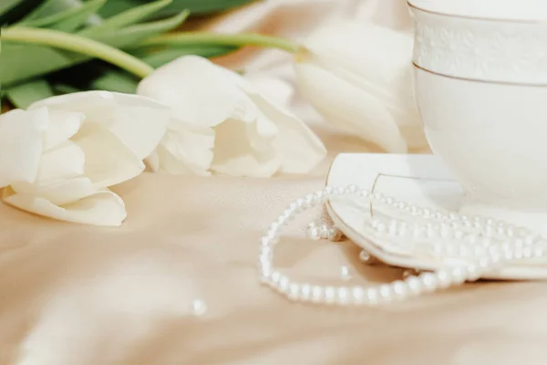 Ramo Tulipanes Blancos Con Perlas Sobre Seda Dorada Desnuda Fondo —  Fotos de Stock
