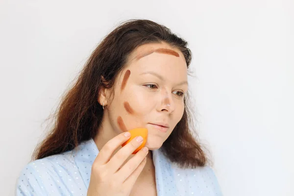 Girl Applies Bronzer Dark Corrector Face Sponge — Stock Photo, Image