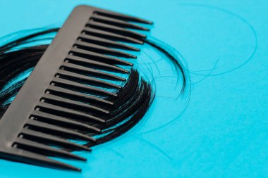 Alopecia saç dökülmesi konsepti, hastalıktan dökülen saçlar..